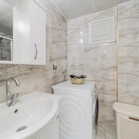 Luminous Flat W Balcony 15 Min To Hadrian Gates