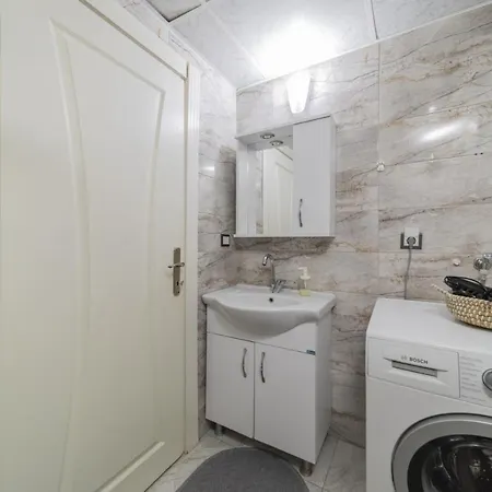 Luminous Flat W Balcony 15 Min To Hadrian Gates Apartment *